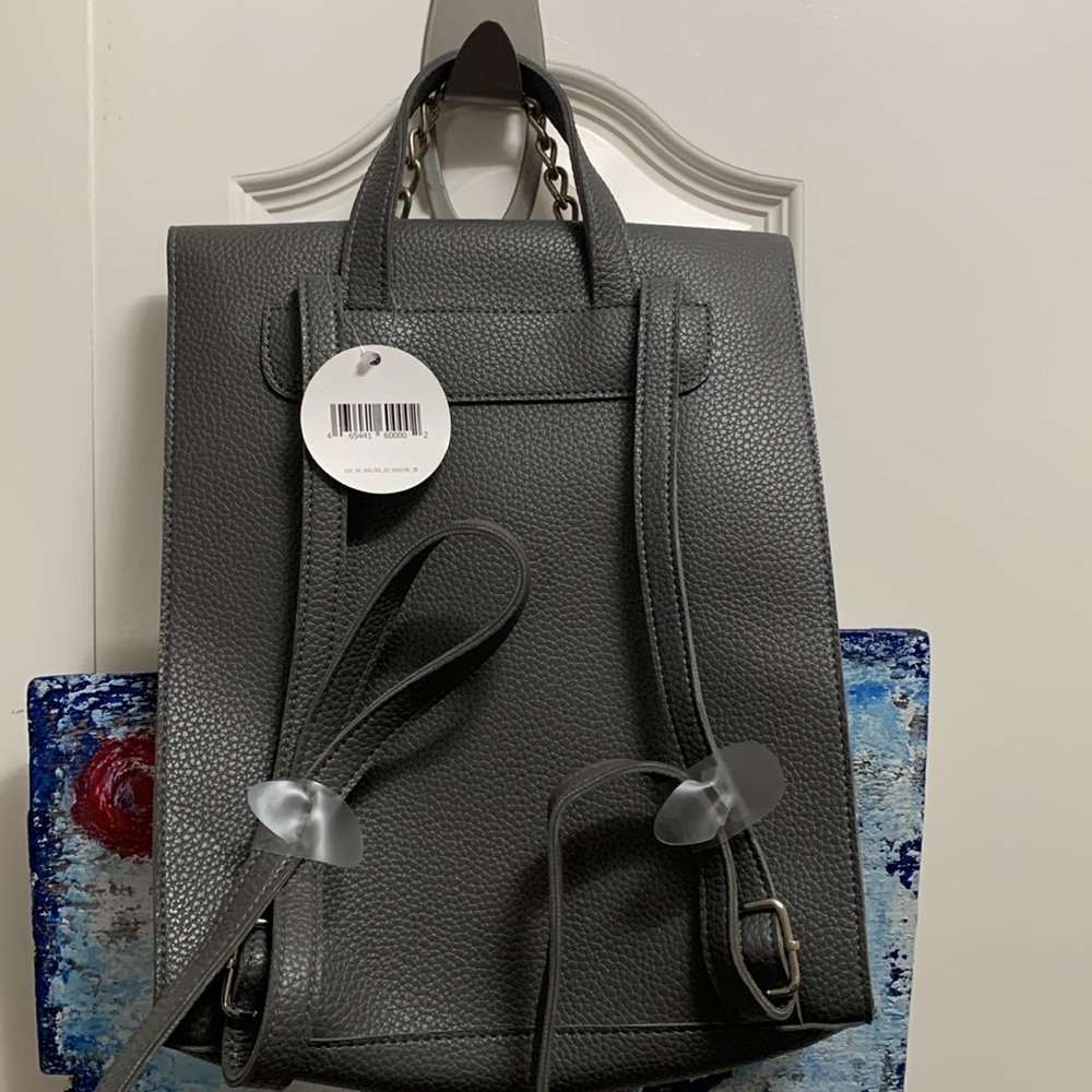 Gray Backpack NWT Adjustable Shoulder Straps Chrome Flap Close Snap Expandable - Picture 16 of 16